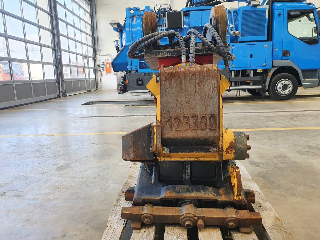 Fahrzeugabbildung Andere Rädlinger Tiltrotator Schwenkrotator CAT M318 / CW 40 / 2016