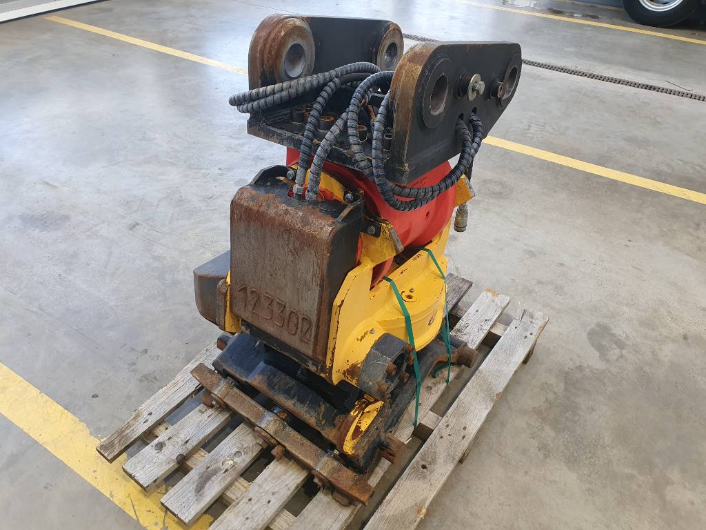 Fahrzeugabbildung Andere Rädlinger Tiltrotator Schwenkrotator CAT M318 / CW 40 / 2016