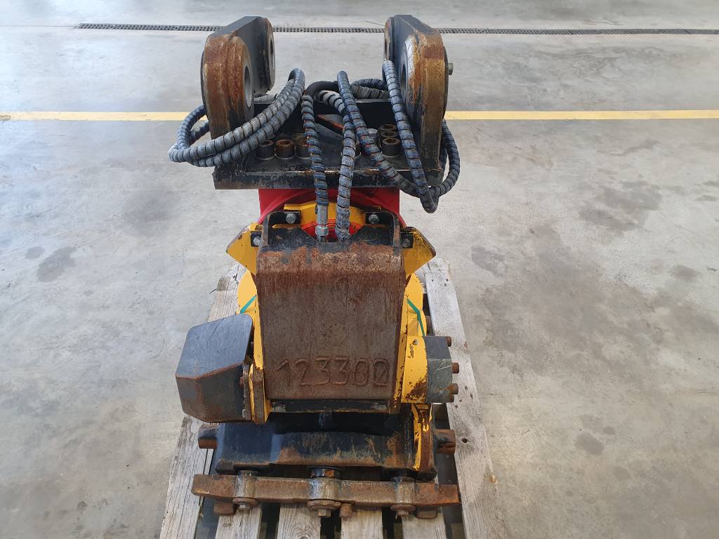 Fahrzeugabbildung Andere Rädlinger Tiltrotator Schwenkrotator CAT M318 / CW 40 / 2016
