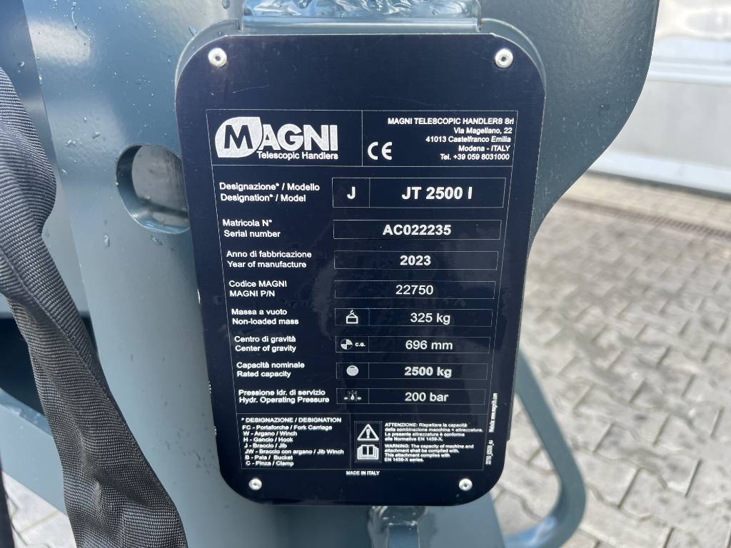 Fahrzeugabbildung Andere Magni hydraulischer Teleskopausleger JT 2500 I / DEMO