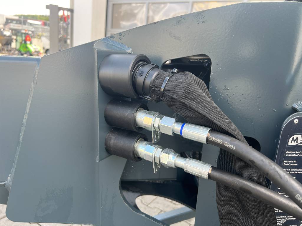 Fahrzeugabbildung Andere Magni hydraulischer Teleskopausleger JT 2500 I / DEMO